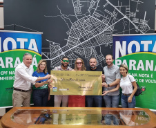 Agricultora de Paranavaí recebe cheque de R$ 1 milhão do Nota Paraná