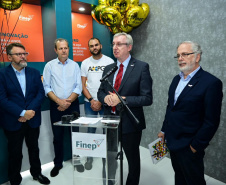 Diretor do BRDE PR; Wilson Bley Lipski, presidente da Finep Celso Pansera, ministra do MCTI Luciana Santos e secretário estadual da Ciência, Tecnologia e Ensino Superior Aldo Nelson Bona