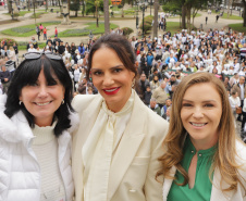Curitiba, 22 de julho de 2023 - Dentro da programação da Campanha Paraná Unido no Combate ao Feminicídio, promovido pelo Governo do Estado, aconteceu caminhada pela Rua XV de Novembro, centro de Curitiba, com a participação da modelo Luiza Brunet.
