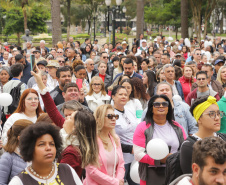 Curitiba, 22 de julho de 2023 - Dentro da programação da Campanha Paraná Unido no Combate ao Feminicídio, promovido pelo Governo do Estado, aconteceu caminhada pela Rua XV de Novembro, centro de Curitiba, com a participação da modelo Luiza Brunet.