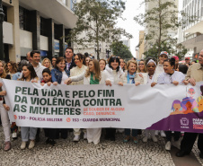 Curitiba, 22 de julho de 2023 - Dentro da programação da Campanha Paraná Unido no Combate ao Feminicídio, promovido pelo Governo do Estado, aconteceu caminhada pela Rua XV de Novembro, centro de Curitiba, com a participação da modelo Luiza Brunet.