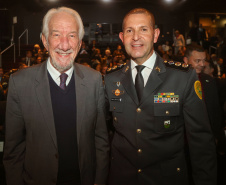 O governador em exercício Darci Piana participou nesta segunda (24) no Museu Oscar Niemeyer, em Curitiba, da formatura de 35 oficiais da Polícia Militar e do Corpo de Bombeiros no Curso Superior de Polícia