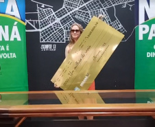 Agricultora de Paranavaí recebe cheque de R$ 1 milhão do Nota Paraná