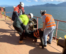 Portos do Paraná realiza simulado de resgate de trabalhador em mar