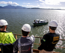 Portos do Paraná realiza simulado de resgate de trabalhador em mar