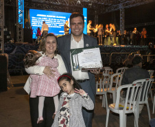 Deputados estaduais visitam o Porto de Paranaguá e homenageiam trabalhadores portuários