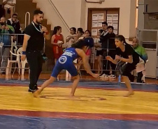 A atleta Eduarda Goes Guardiano, a Duda, de 12 anos, foi campeã dos Jogos Escolares do Paraná (JEPs), na modalidade Wrestling - categoria feminino até 39 kg, no último final de semana, em Maringá.