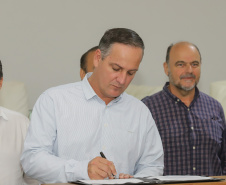 Os estados do Paraná e de São Paulo, por meio de seus secretários de Turismo, Marcio Nunes e Roberto Lucena, assinaram nesta quarta-feira (26/7) protocolo de Intenções para o fomento e promoção da Área Especial de Interesse Turístico Angra Doce, no conjunto formado pelo reservatório da Usina Hidrelétrica de Chavantes e seu entorno, abrangendo os municípios de Ribeirão Claro, Carlópolis, Siqueira Campos, Jacarezinho e Salto do Itararé (PR) e de Chavantes, Ourinhos, Canitar, Ipaussu, Timburi, Piraju, Fartura,