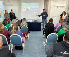 Educadores recebem capacitação para uso de óculos de IA em alunos cegos da rede estadual