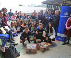 Sanepar doa 400 livros para escola rural em Quitandinha