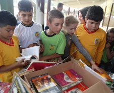 Sanepar doa 400 livros para escola rural em Quitandinha