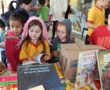 Sanepar doa 400 livros para escola rural em Quitandinha