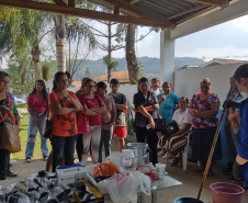 Mulheres de União da Vitória aprendem a fazer sabão ecológico
