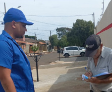 Moradores recebem orientação para interligar imóvel à rede de esgoto