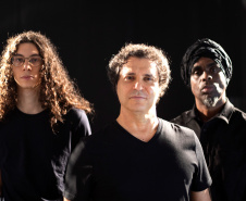 Frejat e filho se apresentam no palco do Teatro Guaíra