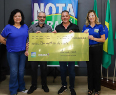   40º milionário da história do Nota Paraná recebe cheque simbólico em Cambé