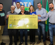   40º milionário da história do Nota Paraná recebe cheque simbólico em Cambé