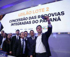 A disputa do Lote 2 do novo pacote de concessões rodoviárias do Paraná aconteceu na sede da B3, a Bolsa de Valores, em São Paulo, com a participação do governador Carlos Massa Ratinho Junior e do ministro dos Transportes, Renan Filho.