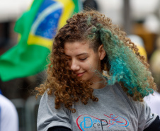 Milhares de pessoas participam do desfile de 7 de setembro em Curitiba