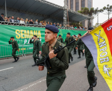 Milhares de pessoas participam do desfile de 7 de setembro em Curitiba