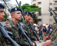 Milhares de pessoas participam do desfile de 7 de setembro em Curitiba