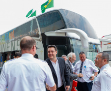 Governador conhece os ônibus que vão promover o turismo no Paraná pelas rodovias do Brasil. 