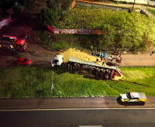 Polícia Militar encontra 3,2 toneladas de maconha em carreta tombada em Cascavel