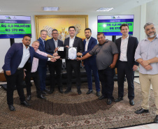 Mais R$ 34,1 milhões foram liberados pelo Governo do Estado para oito municípios pelo programa Asfalto Novo, Vida Nova.  As autorizações para os repasses foram assinadas pelo governador Carlos Massa Ratinho Junior. Na foto, repasse para a prefeitura de Itaúna do Sul.