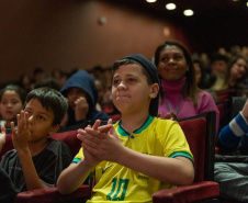 Alunos de escolas públicas assistem concerto cívico da orquestra sinfônica do Paraná