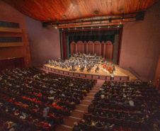 Alunos de escolas públicas assistem concerto cívico da orquestra sinfônica do Paraná