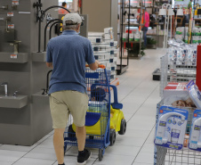 Comércio no Paraná cresce 3,9% em agosto em comparação a 2022, acima da média nacional