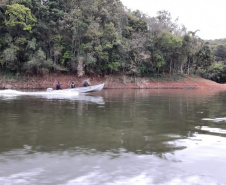  LEGENDA: Equipe do Instituto Água e Terra apreendeu mais de 250 metros de rede para pesca e identificou o parcelamento de terras em Áreas de Proteção Permanente na Represa do Capivari.