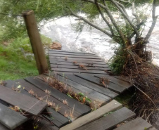 Parte da ponte que leva à cachoeira da Ponte de Pedra e ao mirante do Parque Guartelá caiu.