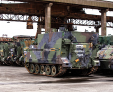Porto de Paranaguá recebe 30 unidades de blindados para o Exército Brasileiro