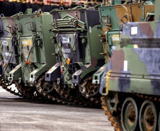 Porto de Paranaguá recebe 30 unidades de blindados para o Exército Brasileiro