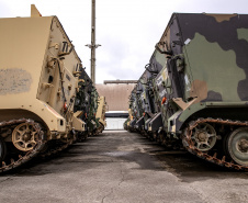 Porto de Paranaguá recebe 30 unidades de blindados para o Exército Brasileiro