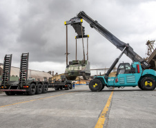 Porto de Paranaguá recebe 30 unidades de blindados para o Exército Brasileiro