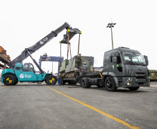 Porto de Paranaguá recebe 30 unidades de blindados para o Exército Brasileiro