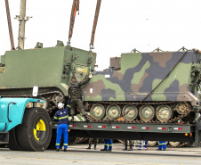 Porto de Paranaguá recebe 30 unidades de blindados para o Exército Brasileiro