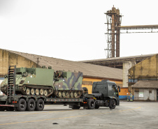 Porto de Paranaguá recebe 30 unidades de blindados para o Exército Brasileiro