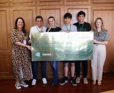   Ganhadores de R$ 1 milhão e de R$ 100 mil recebem cheque do Nota Paraná