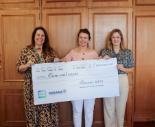   Ganhadores de R$ 1 milhão e de R$ 100 mil recebem cheque do Nota Paraná
