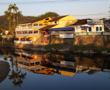 A imponência da Serra do Mar, a arquitetura portuguesa característica das construções históricas e a exuberância dos rios e da flora da Mata Atlântica são o pano de fundo para milhares de turistas que visitam diariamente as cidades de Morretes, Antonina e Paranaguá em busca do prato mais famoso da região e do Paraná: o barreado.