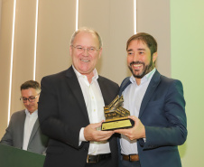 O governador Carlos Massa Ratinho Junior exaltou novamente a importância das cooperativas para a economia do Paraná durante a inauguração da nova sede administrativa do Sicredi em Palotina