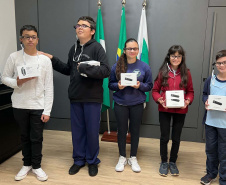 Óculos com inteligência artificial transforma vidas de alunos com deficiência visual no Paraná