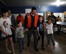 O governador Carlos Massa Ratinho Junior visitou na noite desta quarta-feira (18) a cidade de São Mateus do Sul, uma das mais atingidas pelas chuvas dos últimos dias no Paraná.