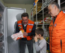 O governador Carlos Massa Ratinho Junior visitou na noite desta quarta-feira (18) a cidade de São Mateus do Sul, uma das mais atingidas pelas chuvas dos últimos dias no Paraná.