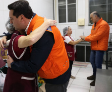 O governador Carlos Massa Ratinho Junior visitou na noite desta quarta-feira (18) a cidade de São Mateus do Sul, uma das mais atingidas pelas chuvas dos últimos dias no Paraná.