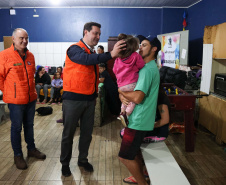 O governador Carlos Massa Ratinho Junior visitou na noite desta quarta-feira (18) a cidade de São Mateus do Sul, uma das mais atingidas pelas chuvas dos últimos dias no Paraná.