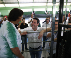 Governador entrega rede de esgoto, centro de convivência e moradias em Leópolis